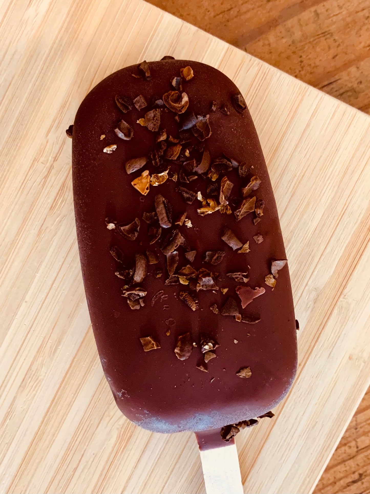 Paleta de helado de café cubierta con chocolate Demetria 71% hecha con cacao mexicano Bean to Bar TA.CHO taller de chocolate