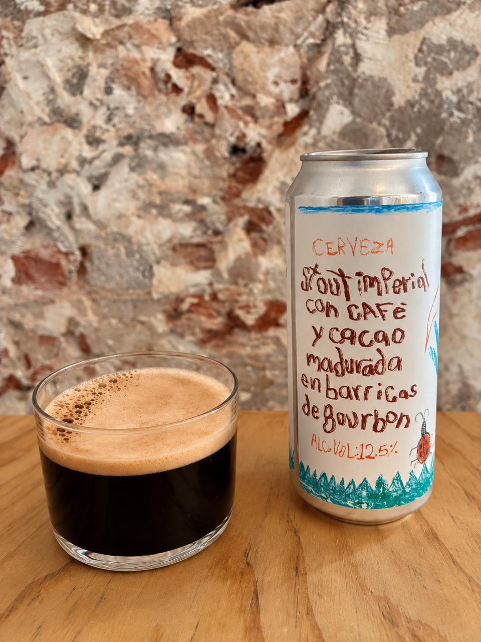 Cerveza Tumba Tumba, stout imperial madurada en barricas de bourbon, junto a un vaso servido