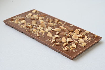 Tableta Ámbar 46% con trocitos de almendra TA.CHO