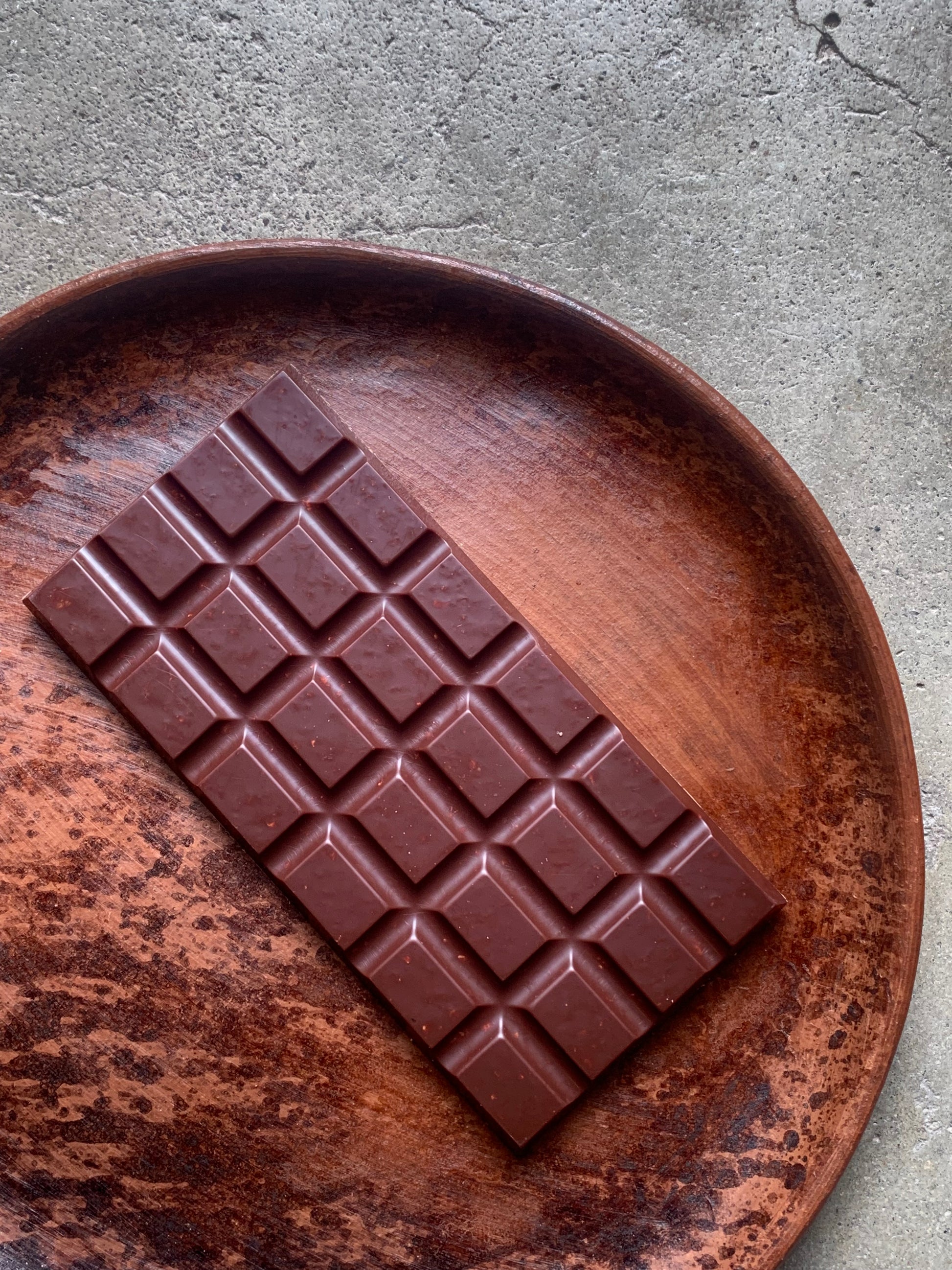 Tableta de chocolate artesanal TA.CHO Ave Roja 65% elaborada con cacao mexicano y combinada con maíz criollo rojo
 

