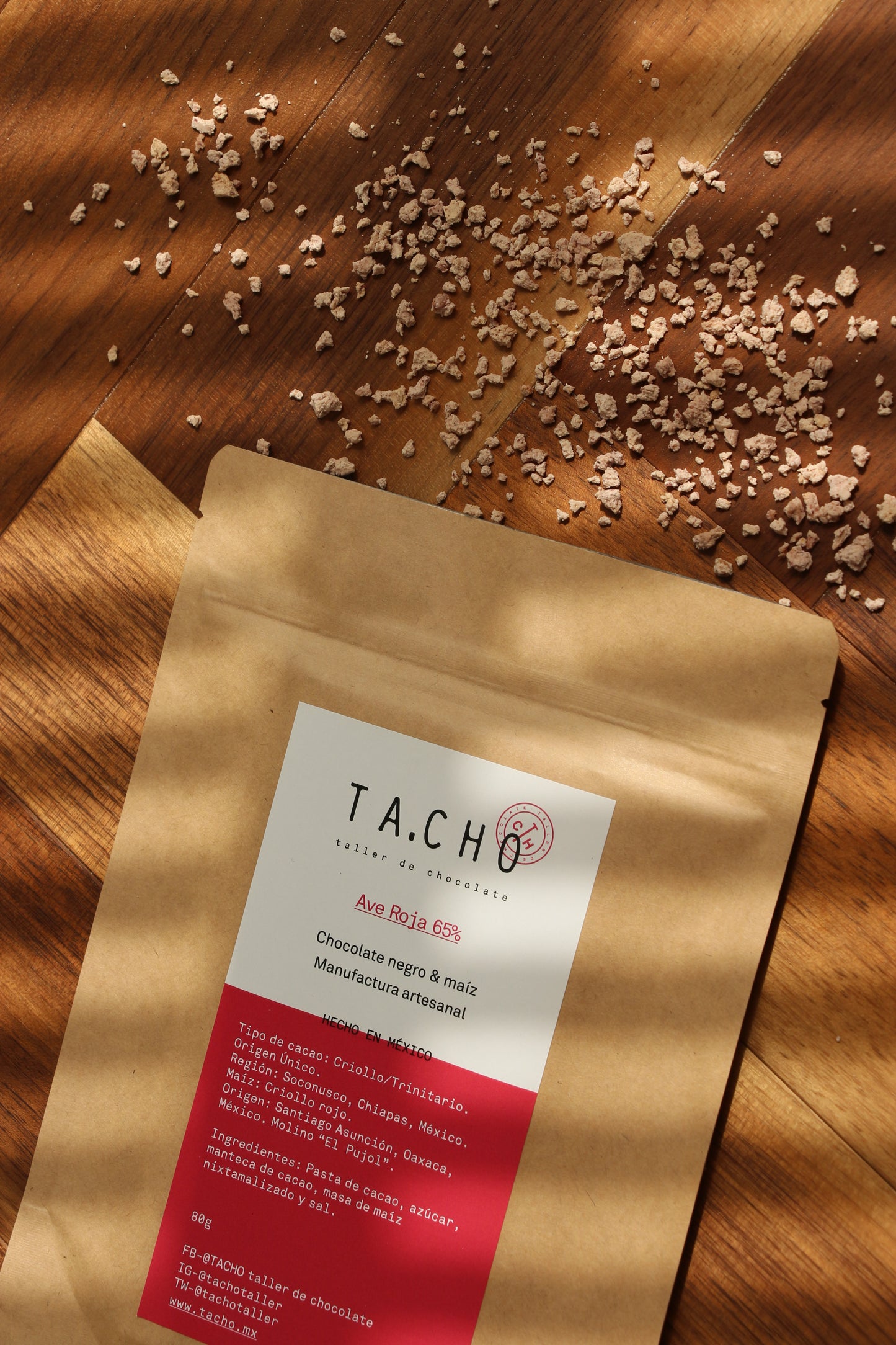 Empaque de chocolate artesanal TA.CHO Ave Roja 65% elaborado con cacao mexicano y combinada con maíz criollo rojo