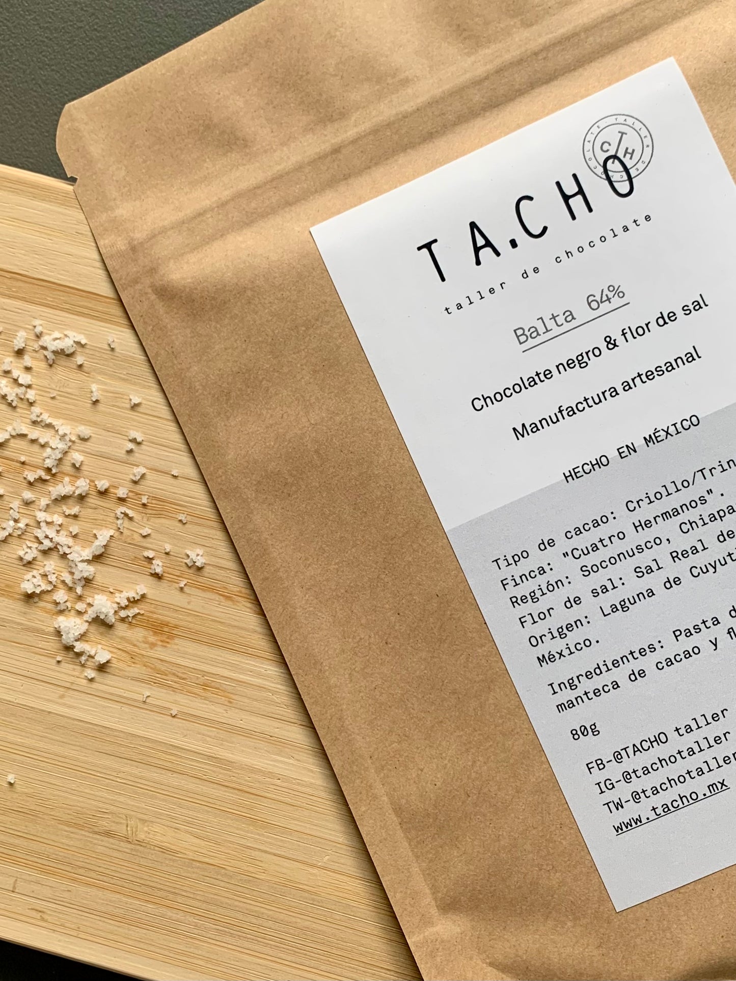 Empaque de chocolate artesanal TA.CHO Balta 64% elaborado con cacao mexicano y combinado con flor de sal de Colima