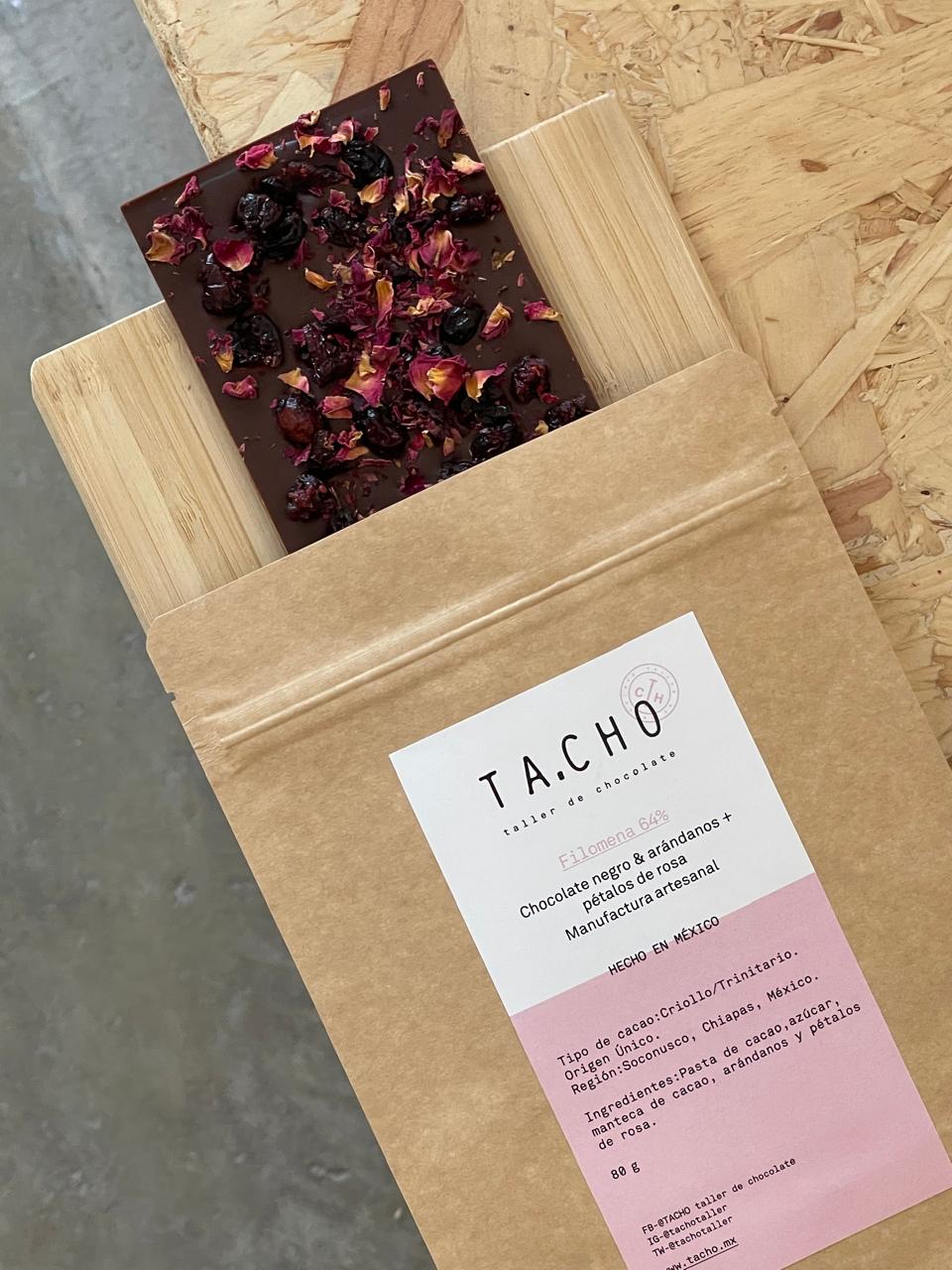 Tableta y empaque de chocolate artesanal TA.CHO Filomena 64% elaborada con cacao mexicano y combinada con arándanos + pétalos de rosas