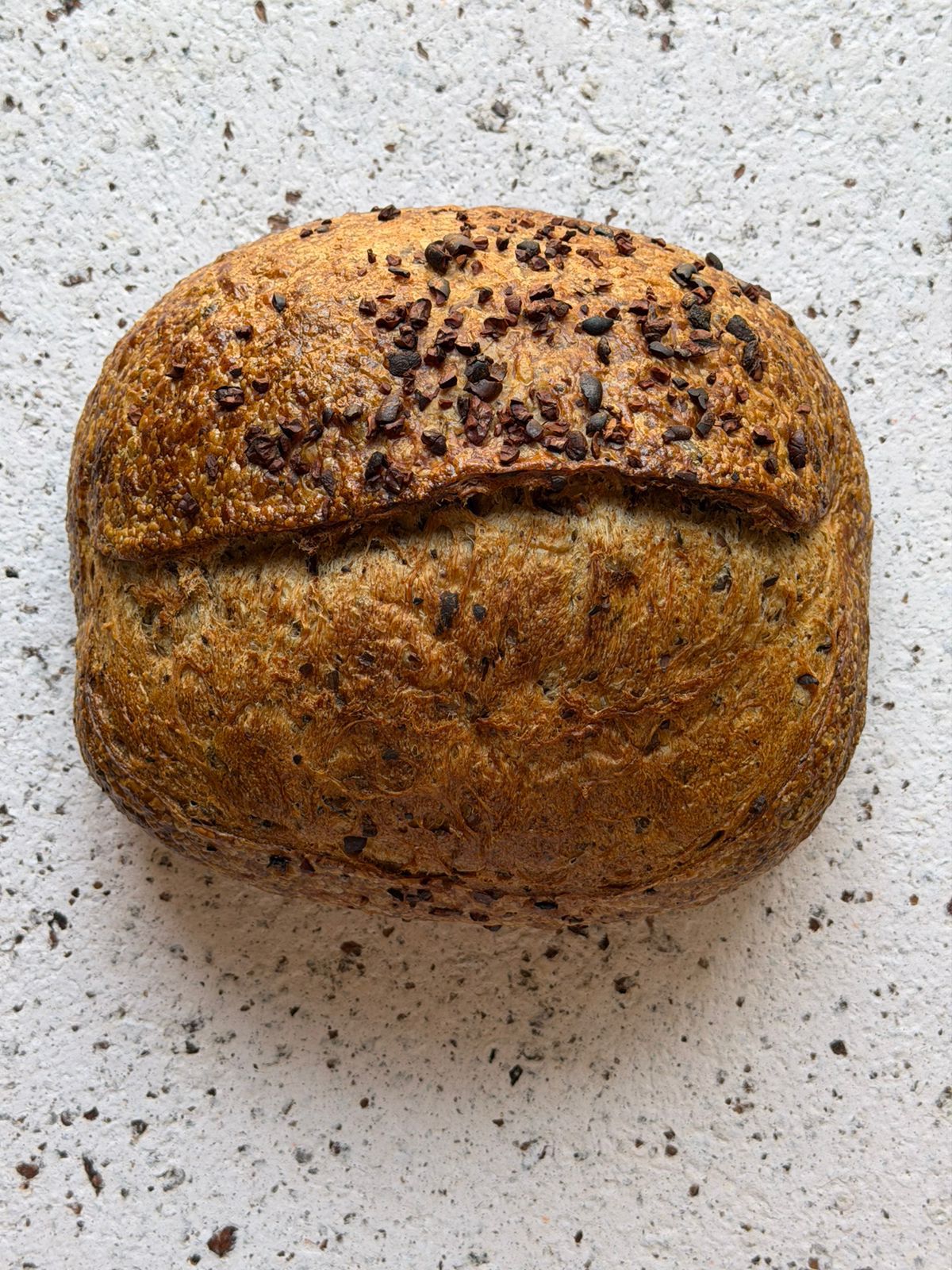 Hogaza de masa madre con nibs y cáscara de cacao TA.CHO taller de chocolate