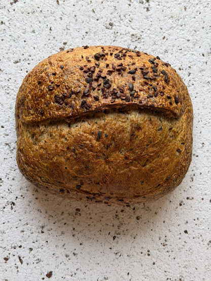 Hogaza de masa madre con nibs y cáscara de cacao TA.CHO taller de chocolate