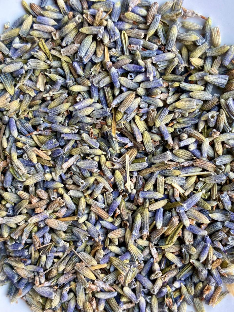 Las flores de lavanda aportan una delicada nota floral y aromática, con un perfume suave que realza el chocolate y añade un matiz elegante