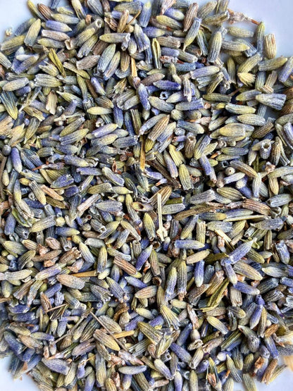 Las flores de lavanda aportan una delicada nota floral y aromática, con un perfume suave que realza el chocolate y añade un matiz elegante