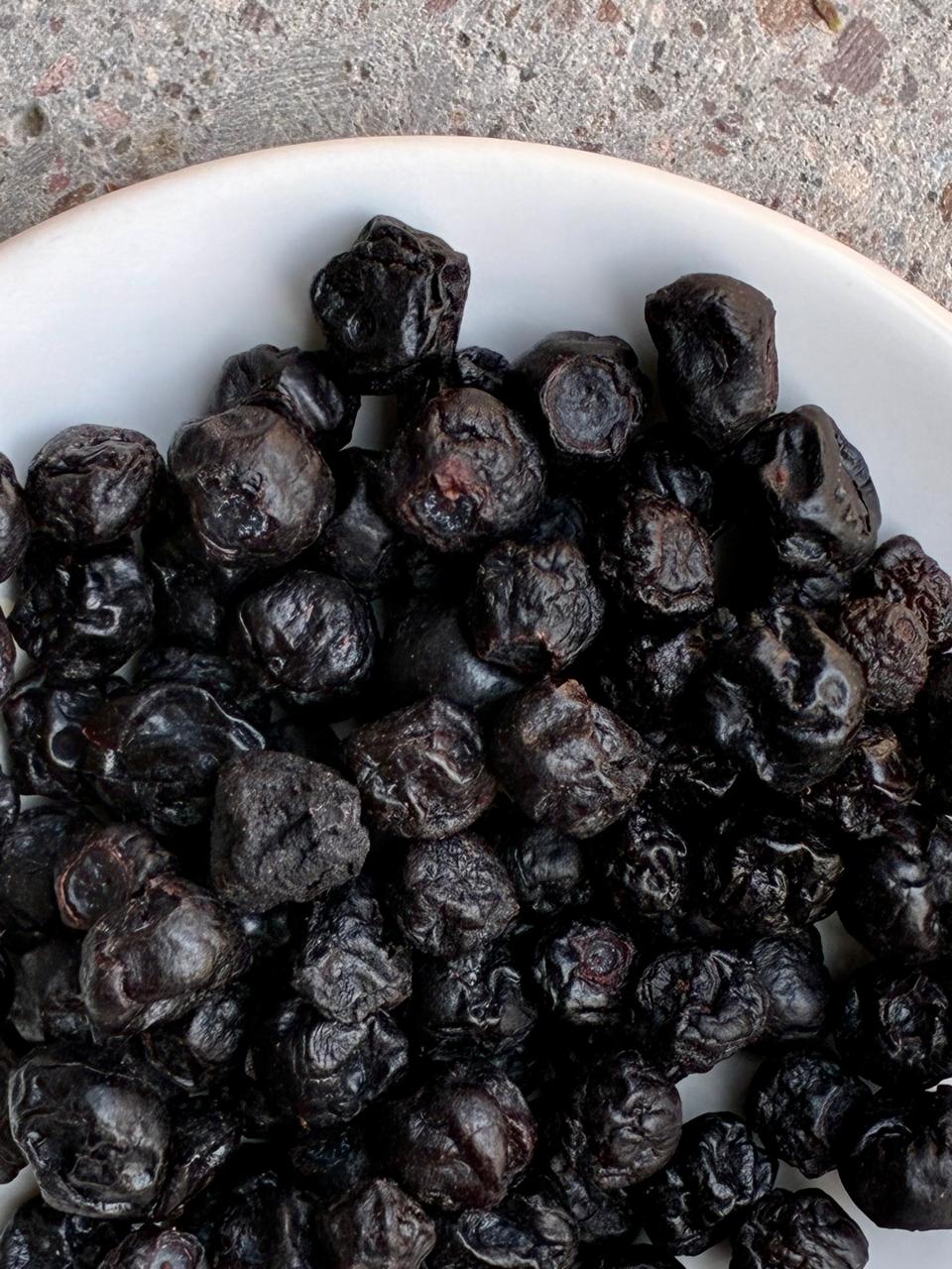 Las moras azules aportan una nota frutal intensa con un equilibrio natural entre dulzor y acidez, que realza el chocolate y añade un contraste fresco y vibrante