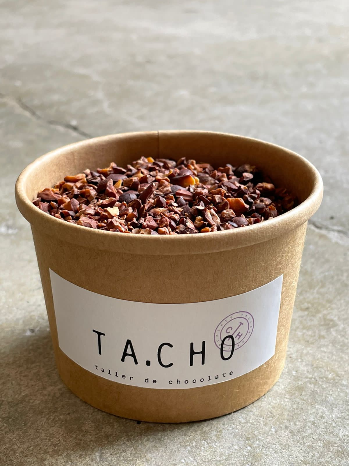 Nibs de cacao o trocitos de cacao tostado de TA.CHO taller de chocolate. Alimento, topping, snack energético. Ban to Bar. Cacao mexicano. Packaging.