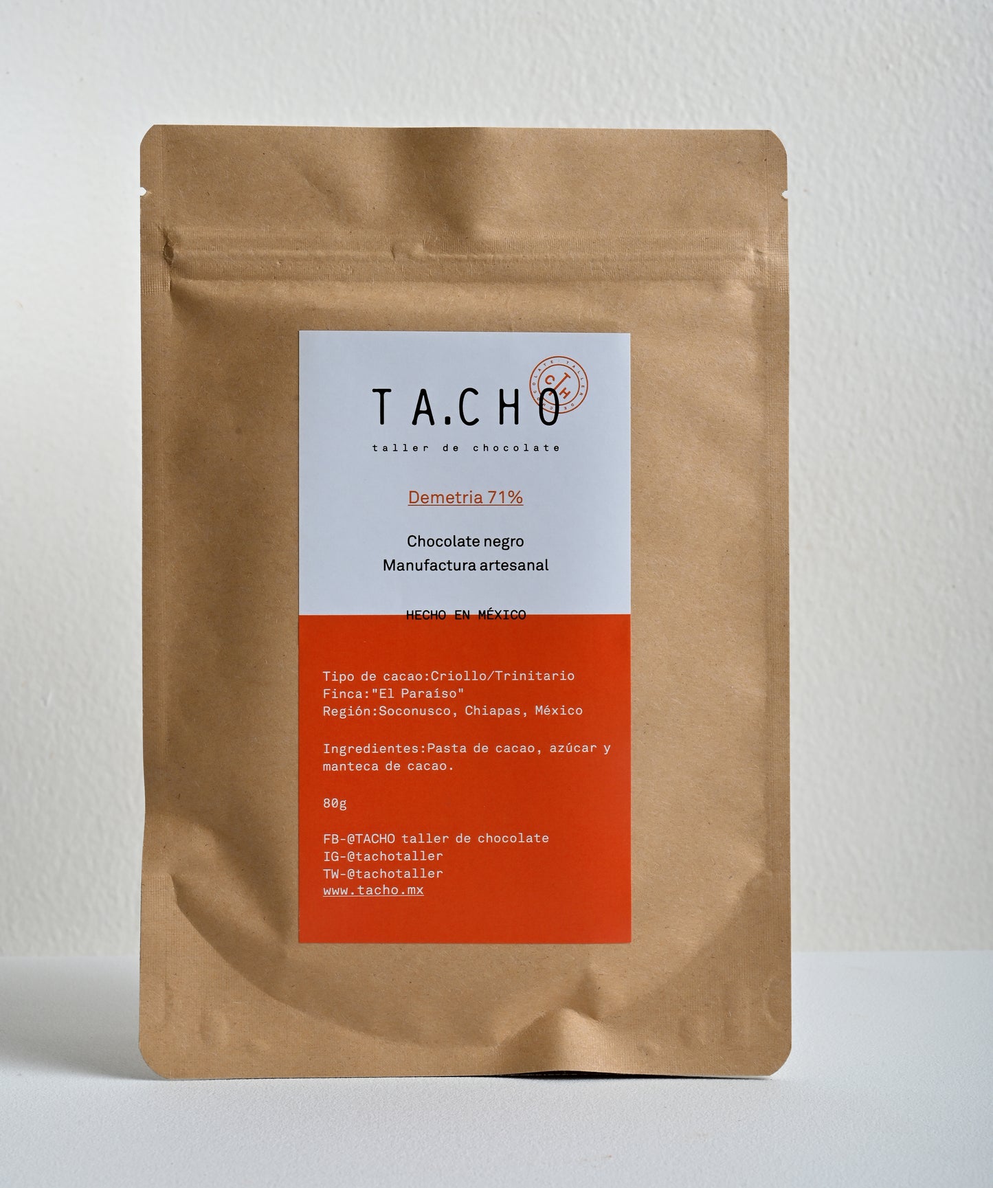 Empaque de chocolate artesanal TA.CHO Demetria 71% elaborado con cacao mexicano 