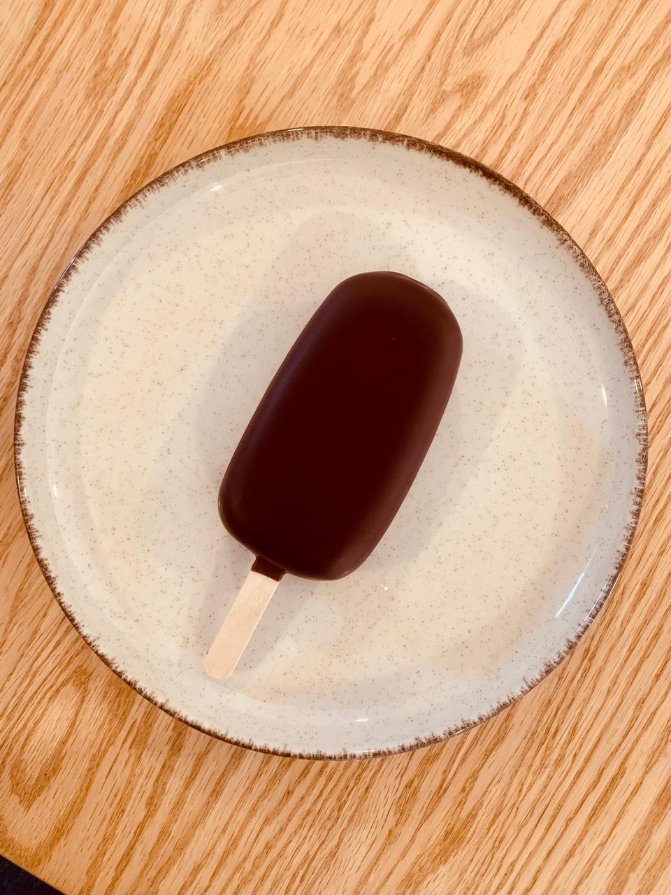 Paleta de helado de vainilla de Papantla cubierta con chocolate Demetria 71% hecha con cacao mexicano Bean to Bar TA.CHO taller de chocolate