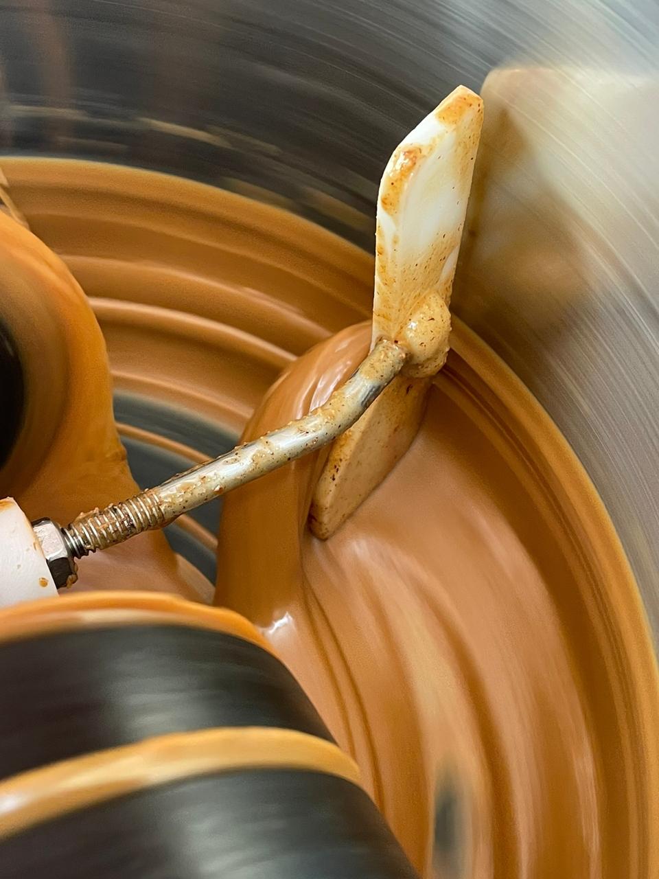 En TA.CHO taller elaboramos la pasta de avellana para el untable combinado con chocolate Filomena 64%