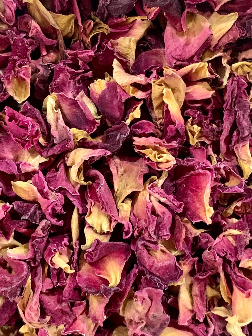 Pétalos de rosa seleccionados por su delicado aroma y sabor floral cuyo perfume combina deliciosamente con el chocolate. 