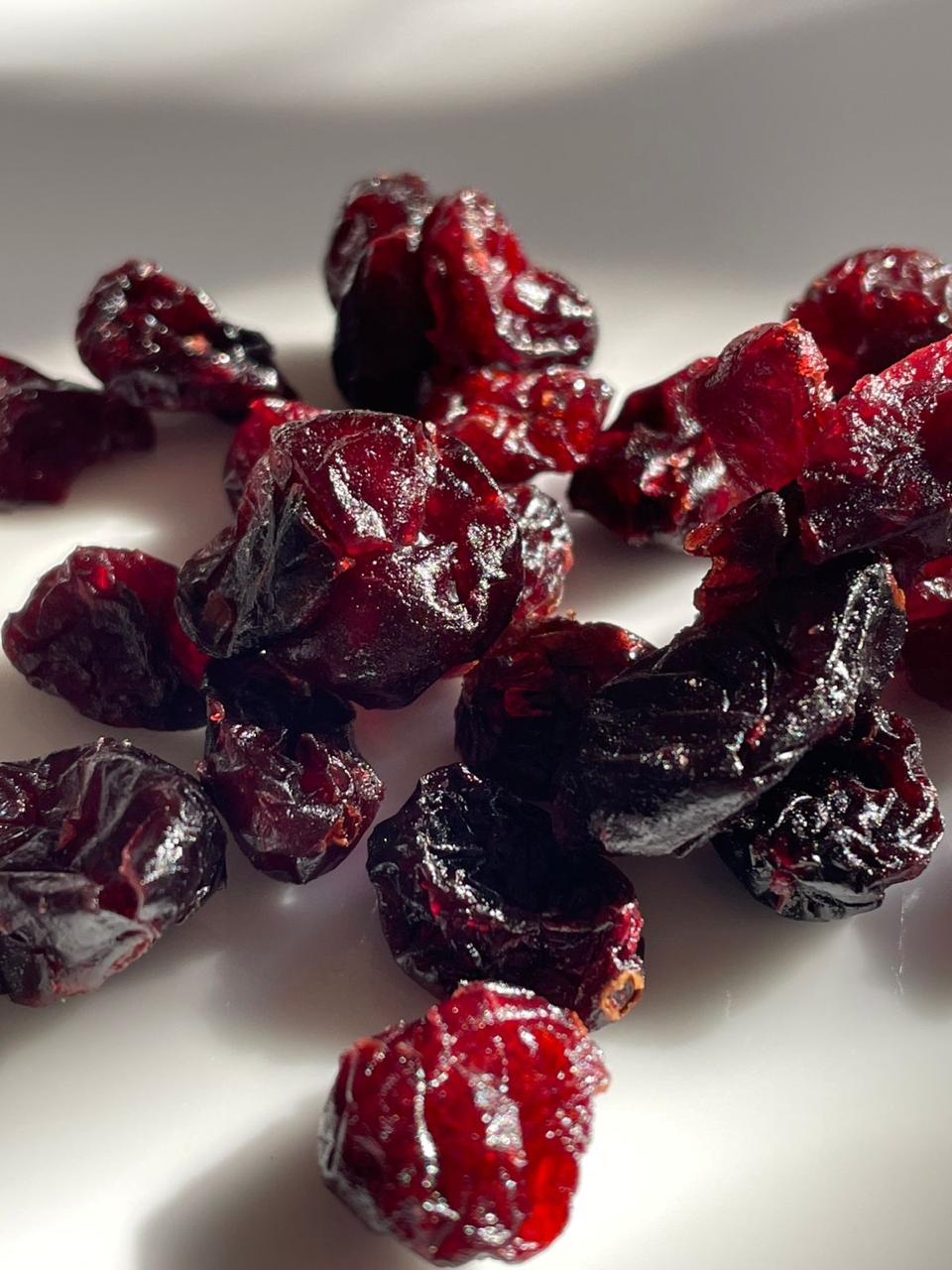 Los arándanos aportan un equilibrio natural entre dulzor y acidez, con notas frutales que realzan el sabor del chocolate y crean un contraste fresco y vibrante. 
