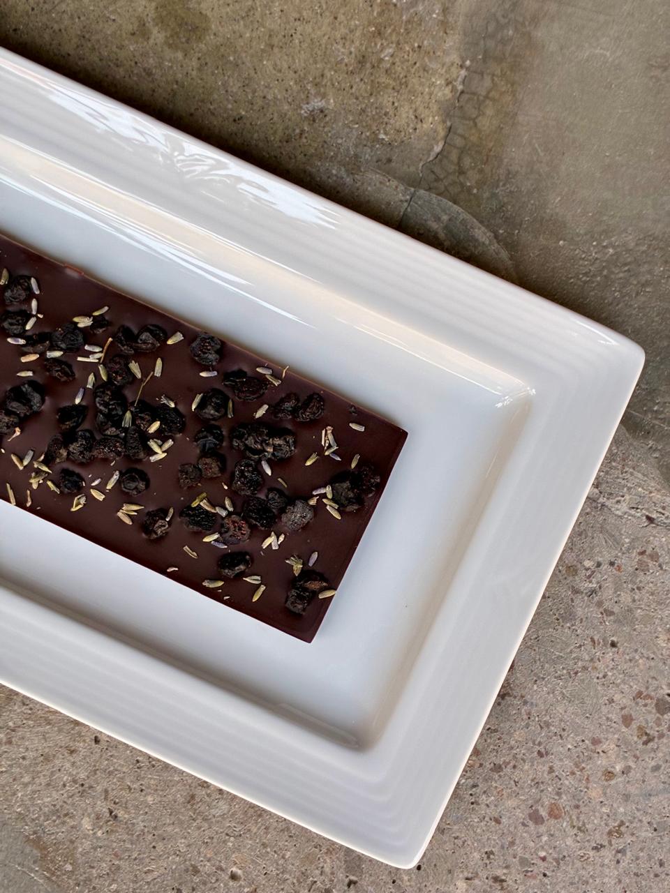Tableta de chocolate artesanal TA.CHO elaborada con cacao mexicano y combinada con moras azules y flores de lavanda
