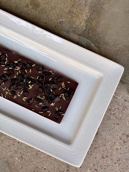 Tableta de chocolate artesanal TA.CHO elaborada con cacao mexicano y combinada con moras azules y flores de lavanda