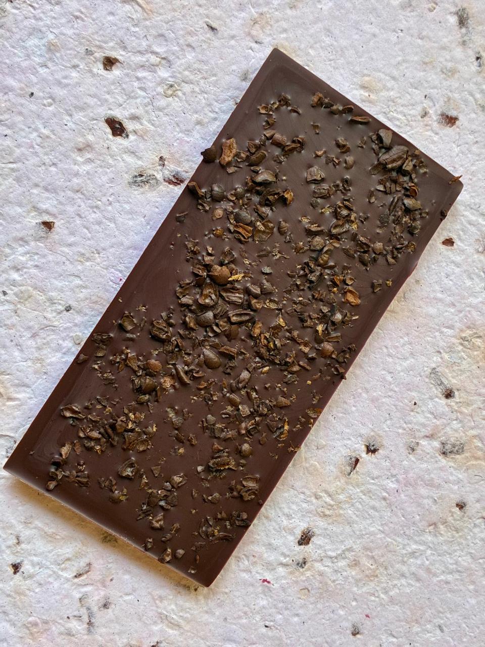 Tableta de chocolate artesanal TA.CHO elaborada con cacao mexicano y combinada con granos de café