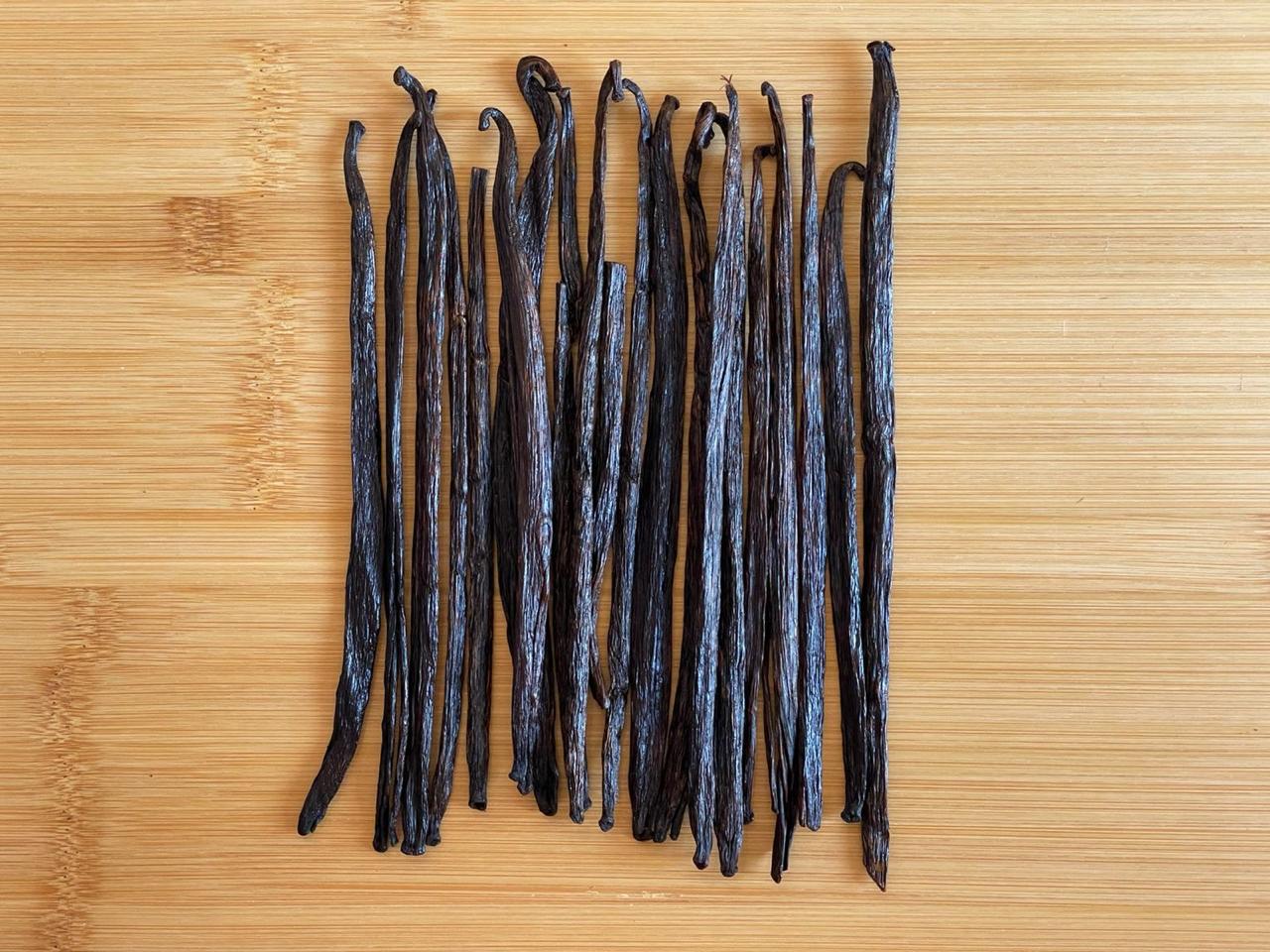 Originaria de Papantla, Veracruz, México. Esta vainilla destaca por su perfil aromático intenso y equilibrado. Presenta notas dulces, ligeramente amaderadas y achocolatadas, con una suavidad natural que realza preparaciones finas sin opacarlas.